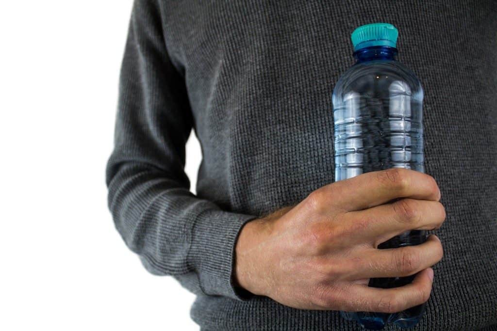 mand-i-sweater-holder-en-vandflaske
