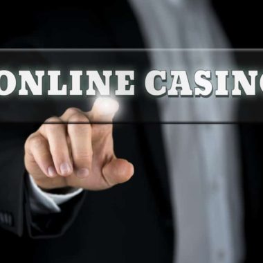 mand-peger-paa-overskriften-online-casino