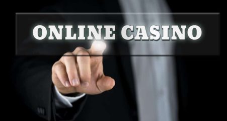 mand-peger-paa-overskriften-online-casino